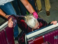 Lady Gaga Terpeleset di Depan Restauran, Kebersamaan Wayne Rooney dan Anak