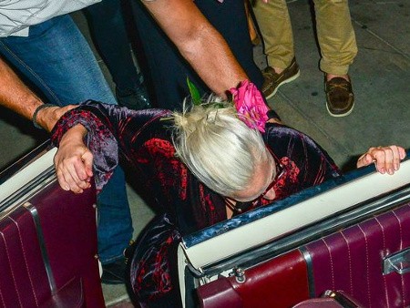 Lady Gaga Terpeleset di Depan Restauran, Kebersamaan Wayne Rooney dan Anak