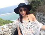 Tyas Mirasih Seksi Berbikini di Pantai