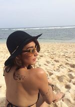 Tyas Mirasih Seksi Berbikini di Pantai