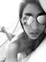 Tyas Mirasih Seksi Berbikini di Pantai