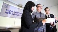 Ketua AAJI Hendrisman Rahim (tengah) menyebutkan, agen asuransi berkontribusi besar terhadap perolehan premi asuransi jiwa. Dari total premi 2014 yang mencapai Rp 121 triliun, sumbangan premi melalui agen mendekati angka 50%.