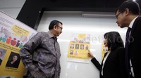 Ketua AAJI Hendrisman Rahim berbincang dengan Country Chair MDRT Indonesia Lucy Dewani dan Committee Chair MDRT Day 2015 Siwan.