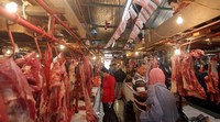 Pedagang mengakui memang ada penurunan harga daging di Rumah Potong Hewan (RPH) Rp 1.000/kg sampai 2.000/kg namun harga di pasar tetap tinggi. Harga jual daging di level pedagang masih Rp 120.000/kg.
