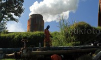 Pekerja melakukan pengecekan pipa uap panas bumi di sekitar ladang panas bumi di Dataran Tinggi Dieng, Banjarnegara, Jawa Tengah.