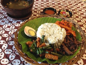 Mang Didi: Nikmatnya Nasi Daun Jeruk Plus Empal yang Harum Gurih