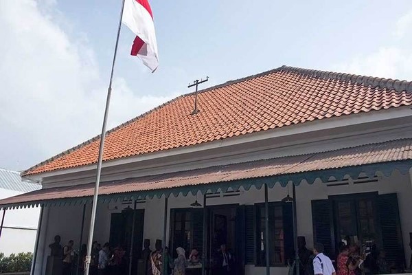 Museum Sumpah Pemuda yang menjadi lokasi Kongres Pemuda II, sekaligus lokasi dari pembacaan teks Sumpah Pemuda pada tahun 1932. Dahulu, museum ini merupakan kostan para pemuda (Randy/detikTravel) Museum Sumpah Pemuda yang menjadi lokasi Kongres Pemuda II, sekaligus lokasi dari pembacaan teks Sumpah Pemuda pada tahun 1932. Dahulu, museum ini merupakan kostan para pemuda (Randy/detikTravel)