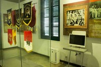 Ruang kedua adalah bekas kamar kost yang diisi oleh plakat serta replika bendera perjuangan para jong dahulu kala. bendera asli masih ada dan disimpan oleh pihak museum (Randy/detikTravel)