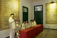 Ruang utama museum yang menampilkan diorama Kongres Pemuda II tahun 1932. Traveler juga dapat melihat tulisan naskah Sumpa Pemuda sekaligus teks asli dari lagu Indonesia Raya di bagian dindingnya (Randy/detikTravel)