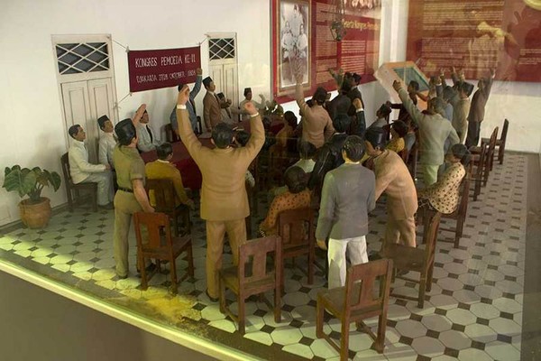 Diorama versi mini yang menampilkan ilustrasi Kongres Pemuda II. Di lokasi yang sama, dahulu memang menjadi tempat dilakukannya kongres (Randy/detikTravel) Diorama versi mini yang menampilkan ilustrasi Kongres Pemuda II. Di lokasi yang sama, dahulu memang menjadi tempat dilakukannya kongres (Randy/detikTravel)