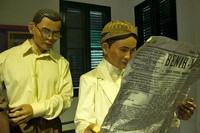 Ruangan yang menampilkan suasana serta tampilan pemuda di tahun 1930-an. Tampak diorama pemuda Jawa yang mengenakan sarung, blangkon, dan tengah membaca koran, serta kemeja putih lengan panjang dan celana bahan (Randy/detikTravel)