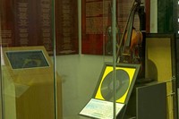 Ruang WR Soepratman yang dibuat khusus untuk sang pengarang lagu Indonesia Rasa. Traveler dapat melihat biola asli peninggalan WR Soepratman beserta piringan hitam yang menyimpan rekaman lagunya (Randy/detikTravel)