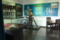 Ruangan yang menampilkan sejarah Pramuka atau Pandu. Terlihat diorama yang mengenakan seragam pramuka, beserta bendera pramuka yang sudah lapuk. Tampak juga sejarah pramuka yang tertulis di bagian dindingnya (Randy/detikTravel)