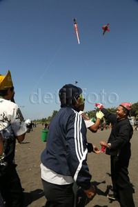 Hembusan angin membuat layang-layang gandrung seperti menari di langit Pantai Boom. Putri Akmal/detikFoto.