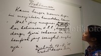 Seorang pengunjung melihat naskah proklamasi di Museum Perumusan Naskah Proklamasi.
