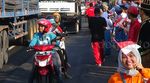 Siswa SMAN Probolinggo Bagikan Bendera Merah Putih