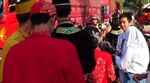 Siswa SMAN Probolinggo Bagikan Bendera Merah Putih