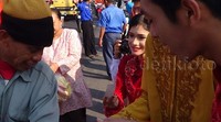 Selain membagikan bendara merah putih, siswa juga membagikan stiker yang bertuliskan 'Tingkatkan Rasa Nasionalisme Untuk Indonesia Lebih Baik'. M Rofiq/detikFoto.