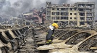Sampai Jumat (14/8), petugas pemadam kebakaran masih bekerja memadamkan api. REUTERS/Stringer.