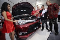 Ketua umum Toyota Owner Club (TOC) AXIC Darlan Nuryandi, Head Of Community Development PT Toyota Astra Motor Indra Rezkita Lubis, Ketua umum Velozity Didi Soenaryadi dan Branch Manager Auto 2000 Biyouzmal (kiri kekanan) melihat mesin mobil Toyota disela acara 'Community Product Intro dan Test Drive Grand New Avanza dan Grand New Veloz' di Jakarta, Jumat (14/8/2015).