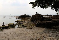 Selain kendahan bibir pantai yang memiliki pasir putih lembut serta himpitan batu karang di kedua sisi pantai, keindahan matahari terbenam di Pantai Guci Kapal Batu juga memberikan kesan tersendiri.