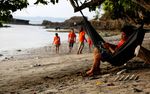 Menikmati Matahari Terbenam di Pantai Guci Batu Kapal