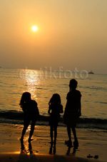 Menikmati Matahari Terbenam di Pantai Guci Batu Kapal