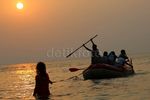 Serunya Dayung Perahu di Pantai Guci Batu Kapal
