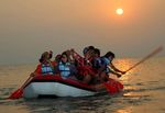 Serunya Dayung Perahu di Pantai Guci Batu Kapal