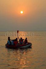 Serunya Dayung Perahu di Pantai Guci Batu Kapal