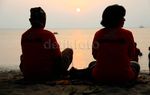 Menikmati Matahari Terbenam di Pantai Guci Batu Kapal
