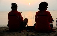 Bagi para travellers yang penasaran dengan kecantikan sunset di Pantai Guci Kapal Batu, yuuk datang dan buktikan sendiri!