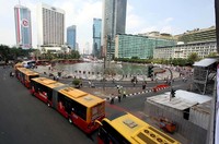 Puluhan bus TransJakarta dari arah Bundaran HI menuju Tosari, tertahan dan tidak bisa berjalan karena adanya ratusan ribu peserta parade tauhid