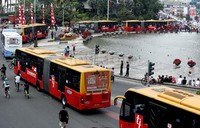 akibatnya penumpang terpaksa menunggu dengan sabar di halte transjakarta