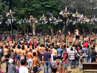 Lomba Panjat Bambu Petung