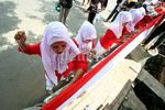 Rayakan 17-an Warga Pekojan Lomba Jahit Bendera Merah Putih