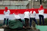 Rayakan 17-an Warga Pekojan Lomba Jahit Bendera Merah Putih