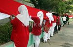 Rayakan 17-an Warga Pekojan Lomba Jahit Bendera Merah Putih