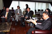 Ketua MPR RI Zulkifli Hasan menerima kunjungan 6 orang delegasi Kongres Amerika Serikat diruang kerjanya Nusantara III Komplek Parlemen Senayan, Jakarta, Minggu (16/8/2015). 
