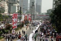 mereka melakukan aksi long march dari Gelora Bung Karno (GBK) menuju Bundaran HI, Jakarta Pusat  dan berputar balik ke arah GBK Senayan, Jakarta, Minggu (16/08/2015).