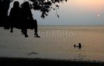 Menikmati Matahari Terbenam di Pantai Guci Batu Kapal