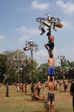 Lomba Panjat Bambu Petung
