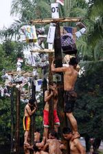 Lomba Panjat Bambu Petung