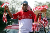 Harga dagangan yang dijual bervariasi mulai Rp 5.000 untuk bendera kecil hingga Rp 10 ribu pernak-pernik merah putih.