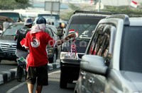 pedagang tampak menjajakannya pernak -pernik merah putih