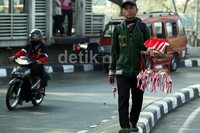 Meski masih minim pembeli, pedagang tampak sabar menunggu dan sesekali menjajakannya.