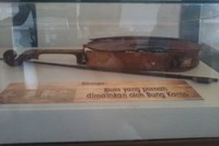 Yang pertama biola. Menurut penjaga rumah, biola ini pernah digunakan oleh Bung Karno sewaktu di Ende. Beliau suka sekali bermain musik untuk mengusir sepi, biasanya dimainkan di Lapangan Pancasila dan sekitar Taman Renungan Bung Karno  (Wahyu/detikTravel)