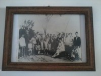 Foto koleksi yang menunjukkan Soekarno bersama dengan para sahabatnya sewaktu dibuang ke Ende. Foto ini tergantung dengan rapi di bagian depan situs rumah pengasingan Bung Karno (Wahyu/detikTravel)