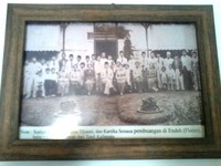 Foto berikutnya menunjukkan Soekarno bersama dengan Istri, Ibu Mertua, serta kedua anak angkatnya ditemani beberapa sahabat di depan rumah pengasingan (Wahyu/detikTravel)