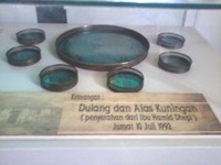 Koleksi dulang dan alas kuningan yang pernah dipergunakan oleh Soekarno. Rata-rata benda koleksi di sini disumbangkan oleh sahabat Bung Karno, melalui ahli warisnya yang diserahkan ke Yayasan Bung Karno (Wahyu/detikTravel)